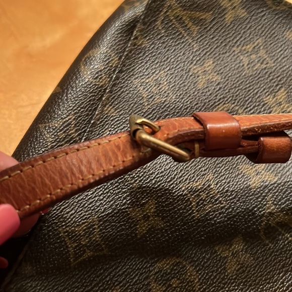 Almost new condition , very comfortable bag. 100% real. Used it few times. - Picture 6 of 9